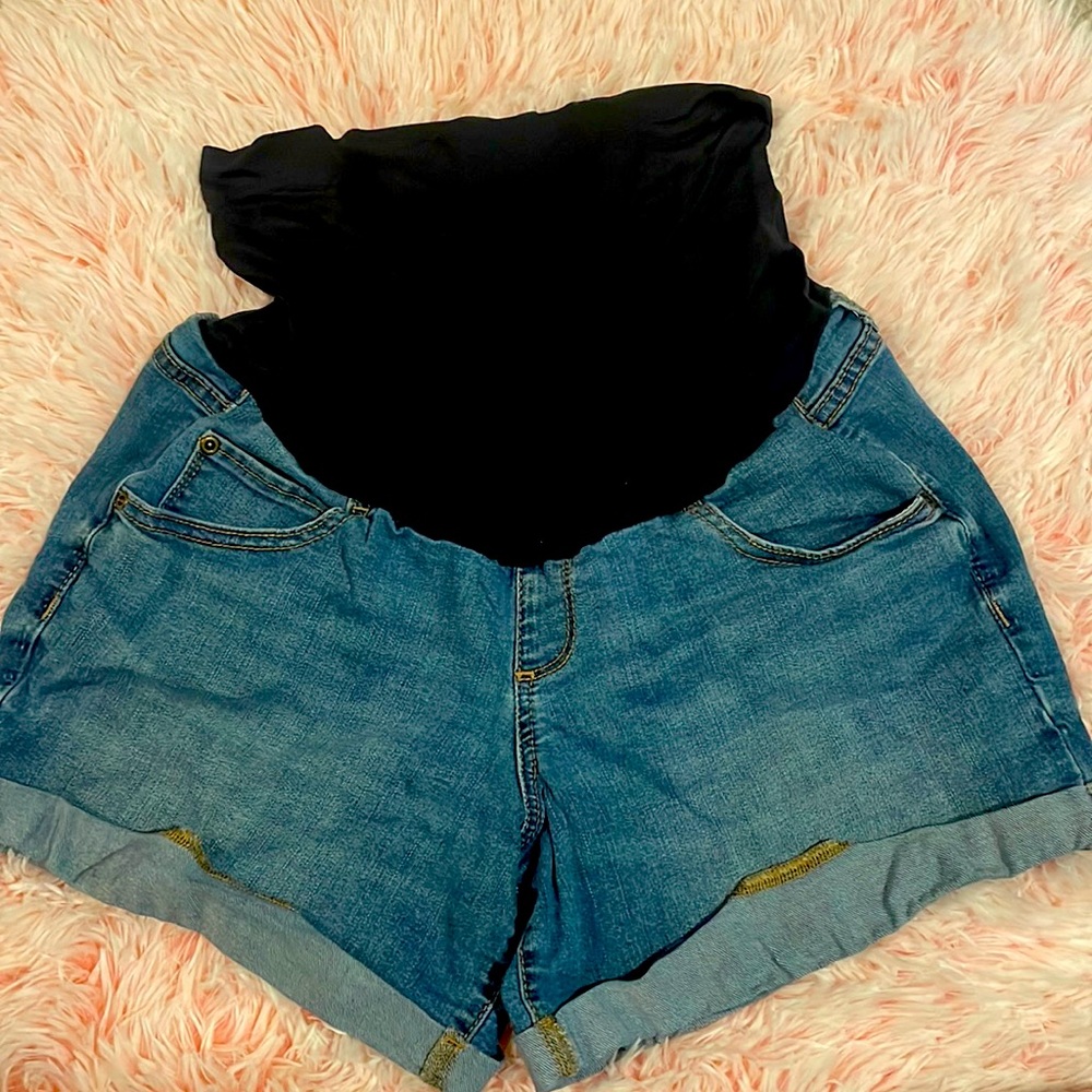 A glow maternity boyfriend shorts. Size 12. Very comfortable!